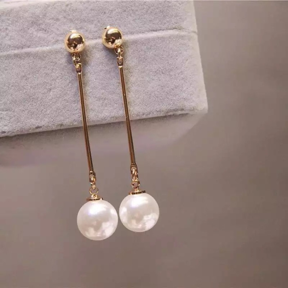 Women’s Korean Star Pearl tassel earrings.